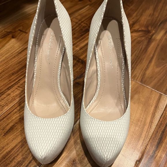 EUC! BCBGeneration White Snake Heels 7.5 - Picture 2 of 5